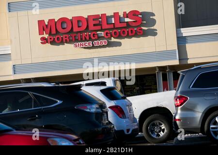 Un logo en dehors du magasin de détail de Sporting Goods de Modell à Baltimore, Maryland, le 21 février 2020. Banque D'Images