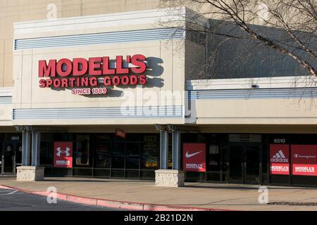 Un logo en dehors du magasin de détail de Sporting Goods de Modell à Baltimore, Maryland, le 21 février 2020. Banque D'Images