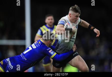 Harry Newman de Leeds Rhinos est attaqué par Gareth Widdop de Warrington Wolves lors du match de la Super League de Betfred au stade Emerald Headingley, à Leeds. Banque D'Images