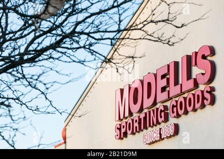 Un logo en dehors du magasin de détail de Sporting Goods de Modell à Baltimore, Maryland, le 22 février 2020. Banque D'Images