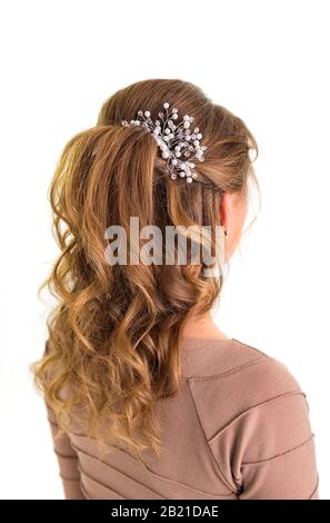 Coupe des boucles d'ondes. Coiffure sur cheveux blond femme avec de longs cheveux sur un fond blanc. Services de coiffure professionnels.coiffage, fabrication Banque D'Images
