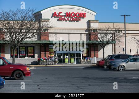 Signalisation « plus de fermeture » à l'extérieur d'une unité de thérapie Moore, magasin de détail à Frederick, Maryland, le 21 février 2020. Banque D'Images