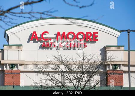 Signalisation « plus de fermeture » à l'extérieur d'une unité de thérapie Moore, magasin de détail à Frederick, Maryland, le 21 février 2020. Banque D'Images