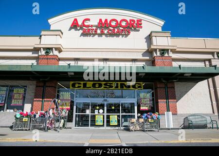 Signalisation « plus de fermeture » à l'extérieur d'une unité de thérapie Moore, magasin de détail à Frederick, Maryland, le 21 février 2020. Banque D'Images