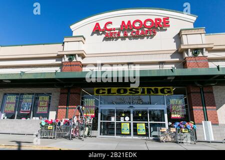 Signalisation « plus de fermeture » à l'extérieur d'une unité de thérapie Moore, magasin de détail à Frederick, Maryland, le 21 février 2020. Banque D'Images