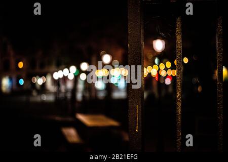 Lumières nocturnes près d'un café à Oslo, Norvège, créant un bel effet bokeh. Banque D'Images