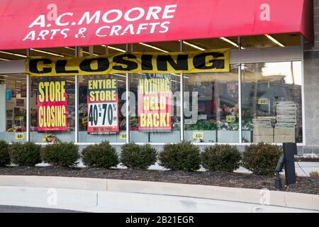 Signalisation « plus de fermeture » à l'extérieur d'une unité de thérapie Moore, magasin de détail à Baltimore, Maryland, le 22 février 2020. Banque D'Images