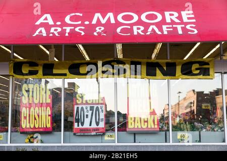 Signalisation « plus de fermeture » à l'extérieur d'une unité de thérapie Moore, magasin de détail à Baltimore, Maryland, le 22 février 2020. Banque D'Images