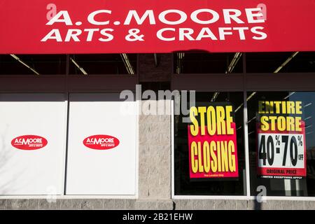 Signalisation « plus de fermeture » à l'extérieur d'une unité de thérapie Moore, magasin de détail à Baltimore, Maryland, le 22 février 2020. Banque D'Images