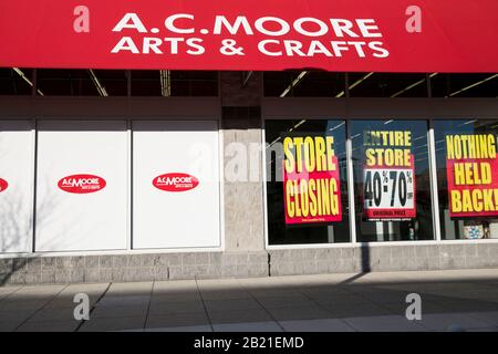 Signalisation « plus de fermeture » à l'extérieur d'une unité de thérapie Moore, magasin de détail à Baltimore, Maryland, le 22 février 2020. Banque D'Images