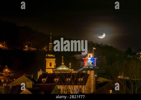 Vue sur Prague et la lune la nuit Banque D'Images