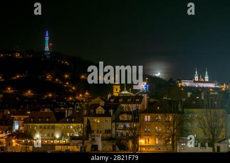 Vue sur Prague et la lune la nuit Banque D'Images