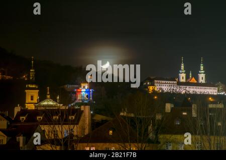 Vue sur Prague et la lune la nuit Banque D'Images