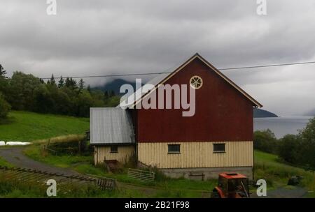 Grange dans les terres agricoles sur la rive de Vangsmjøse iake dans la municipalité de Vang dans le comté d'Innlandet, Norvège. Banque D'Images