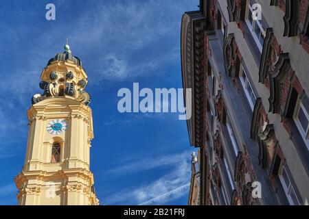 La tour de l'horloge de Theatinerkirche, près d'Odeonsplatz à Munich, en Allemagne, par un matin d'hiver ensoleillé Banque D'Images