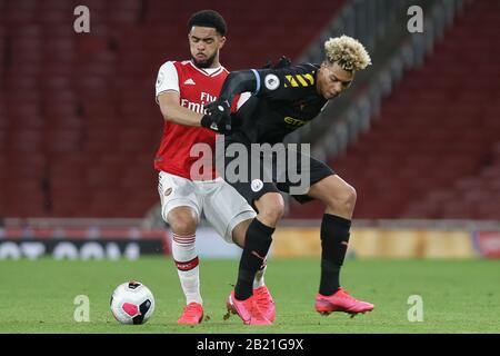 Londres, Royaume-Uni. 28 février 2020. Trae Coyle d'Arsenal u23 et Felix Nmecha de Manchester City u23 luttant pour possession pendant le match de la Premier League 2 entre Arsenal De Moins de 23 ans et Manchester City De Moins de 23 ans au stade Emirates, Londres le samedi 29 février 2020. (Crédit: Jacques Feeney | MI News) la photographie ne peut être utilisée qu'à des fins de rédaction de journaux et/ou de magazines, licence requise à des fins commerciales crédit: Mi News & Sport /Alay Live News Banque D'Images