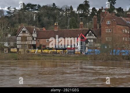 Rivière severn près des inondations à Bewdley avec des maisons en arrière-plan. Worcestershire. ROYAUME-UNI Banque D'Images