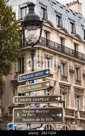 Paris, France - 28 septembre 2019: Panneaux indiquant les attractions touristiques du centre de Paris. Banque D'Images