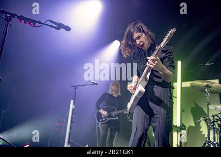 Manchester, Royaume-Uni. 27 février 2020. Carrie Rachel Brownstein et Corin Lisa Tucker du groupe Sleater Kinney se sont performances à l'Académie de Manchester lors de leur tournée britannique « The Center Waint Hold », Manchester 2020-02-27 . Crédit : Gary Mather/Alay Live News Banque D'Images