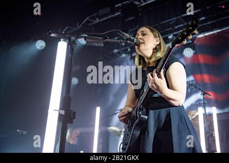 Manchester, Royaume-Uni. 27 février 2020. Carrie Rachel Brownstein et Corin Lisa Tucker du groupe Sleater Kinney se sont performances à l'Académie de Manchester lors de leur tournée britannique « The Center Waint Hold », Manchester 2020-02-27 . Crédit : Gary Mather/Alay Live News Banque D'Images