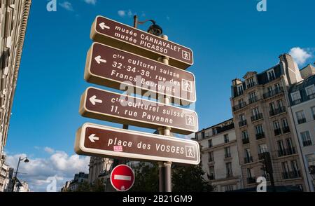 Paris, France - 28 septembre 2019: Panneaux indiquant les attractions touristiques du centre de Paris. Banque D'Images