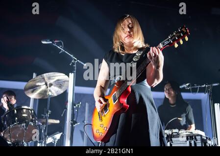 Manchester, Royaume-Uni. 27 février 2020. Carrie Rachel Brownstein et Corin Lisa Tucker du groupe Sleater Kinney se sont performances à l'Académie de Manchester lors de leur tournée britannique « The Center Waint Hold », Manchester 2020-02-27 . Crédit : Gary Mather/Alay Live News Banque D'Images