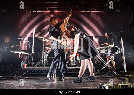 Manchester, Royaume-Uni. 27 février 2020. Carrie Rachel Brownstein et Corin Lisa Tucker du groupe Sleater Kinney se sont performances à l'Académie de Manchester lors de leur tournée britannique « The Center Waint Hold », Manchester 2020-02-27 . Crédit : Gary Mather/Alay Live News Banque D'Images