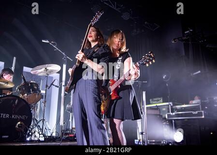 Manchester, Royaume-Uni. 27 février 2020. Carrie Rachel Brownstein et Corin Lisa Tucker du groupe Sleater Kinney se sont performances à l'Académie de Manchester lors de leur tournée britannique « The Center Waint Hold », Manchester 2020-02-27 . Crédit : Gary Mather/Alay Live News Banque D'Images