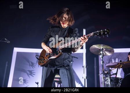 Manchester, Royaume-Uni. 27 février 2020. Carrie Rachel Brownstein et Corin Lisa Tucker du groupe Sleater Kinney se sont performances à l'Académie de Manchester lors de leur tournée britannique « The Center Waint Hold », Manchester 2020-02-27 . Crédit : Gary Mather/Alay Live News Banque D'Images