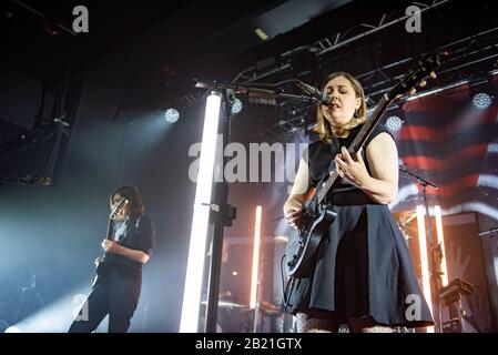 Manchester, Royaume-Uni. 27 février 2020. Carrie Rachel Brownstein et Corin Lisa Tucker du groupe Sleater Kinney se sont performances à l'Académie de Manchester lors de leur tournée britannique « The Center Waint Hold », Manchester 2020-02-27 . Crédit : Gary Mather/Alay Live News Banque D'Images