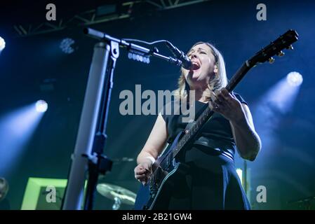 Manchester, Royaume-Uni. 27 février 2020. Carrie Rachel Brownstein et Corin Lisa Tucker du groupe Sleater Kinney se sont performances à l'Académie de Manchester lors de leur tournée britannique « The Center Waint Hold », Manchester 2020-02-27 . Crédit : Gary Mather/Alay Live News Banque D'Images