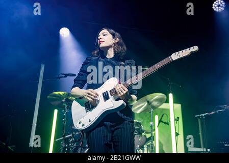 Manchester, Royaume-Uni. 27 février 2020. Carrie Rachel Brownstein et Corin Lisa Tucker du groupe Sleater Kinney se sont performances à l'Académie de Manchester lors de leur tournée britannique « The Center Waint Hold », Manchester 2020-02-27 . Crédit : Gary Mather/Alay Live News Banque D'Images