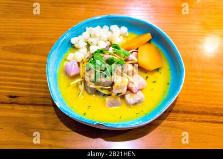 Délicieux ceviche avec maïs à Ceviche Seafood Kitchen, Plaza de Armas, Cusco, Vallée Sacrée, Pérou Banque D'Images