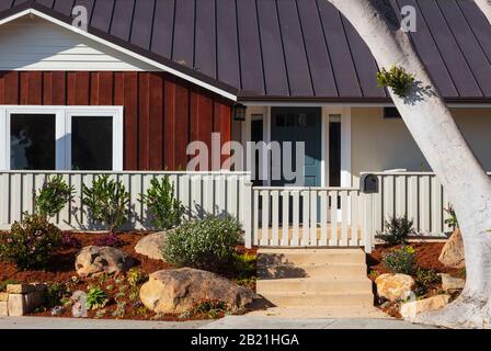 Magnifique maison de Californie avec un jardin paysager personnalisé et un jardin avec une variété de plantation. Extrait d'un espace public en février 2020. Banque D'Images