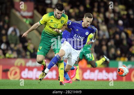 Norwich, Royaume-Uni. 28 février 2020. James Maddison de Leicester City sous la pression de /Grant Hanley de Norwich City lors du match de la Premier League entre Norwich City et Leicester City à Carrow Road le 28 février 2020 à Norwich, en Angleterre. (Photo de Mick Kearns/phcimages.com) crédit : Images PHC/Alay Live News Banque D'Images