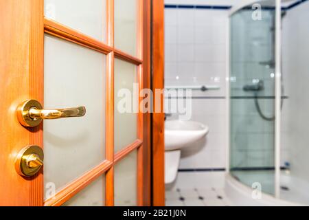 Propre maison, maison ou appartement salle de bains avec entrée porte ouverte bois rustique rétro vintage design rustique avec toilettes et lavabo Banque D'Images