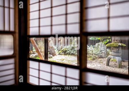 Maison japonaise traditionnelle ryokan hôtel onsen au Japon avec portes coulissantes en papier shoji et fenêtre en verre au jardin vert Banque D'Images