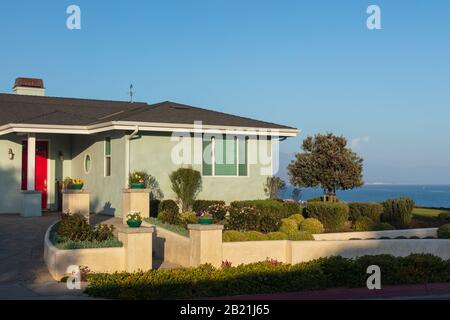 Magnifique maison de Californie avec un jardin paysager personnalisé et un jardin avec une variété de plantation sur l'océan Pacifique. Pris d'un spa public Banque D'Images