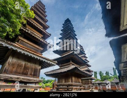 Sanctuaires à plusieurs niveaux à Pura Meru, un grand complexe de temples hindous datant de 1720, Mataram, Lombok, province de Nusa Tenggara Ouest, Indonésie Banque D'Images