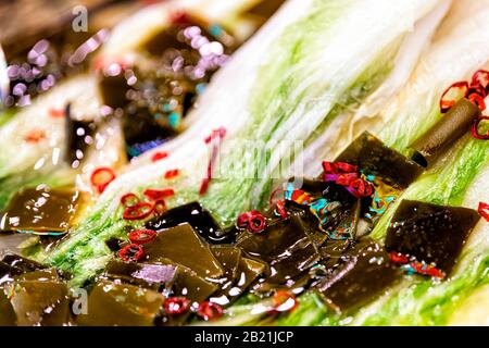 Kyoto, Japon macro clôture de pickles légumes marinés chou avec algue de varech et poivre rouge en vente exposition dans la rue du marché de Nishiki Banque D'Images