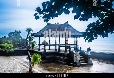 Pavillon du temple hindou de Batu Bolong sur la côte ouest de Lombok, îles Lesser Sunda, Indonésie Banque D'Images