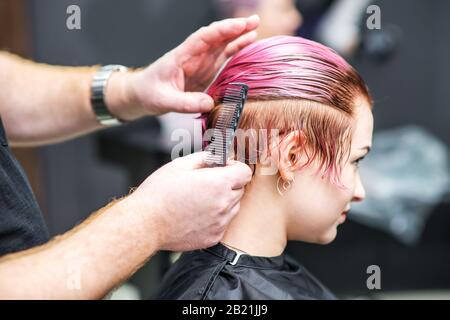 Gros plan sur les peignes de coiffure pour femme dans le salon de beauté. Banque D'Images