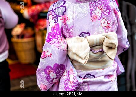 Une Fille Japonaise Avec Un Kimono Et Un Noeud Rose