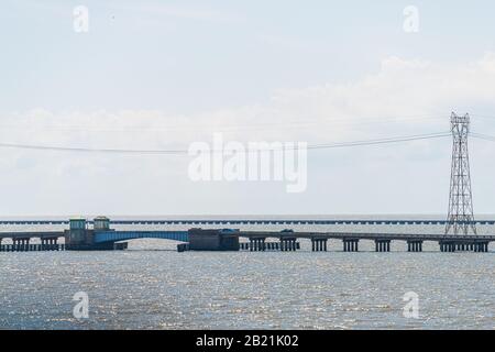 Slidell, pont routier des États-Unis avec circulation près de la Nouvelle-Orléans avec lignes électriques, horizon et estuaire du lac Pontchartrain Banque D'Images