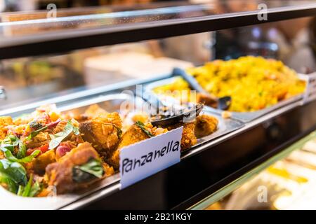 Signez pour panzanella italien traditionnel trempée salade de pain avec des légumes dans l'épicerie de marché exposition à Florence Italie fermer le plateau buffet sur cou Banque D'Images