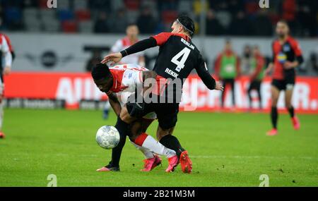 Düsseldorf, Allemagne. 28 février 2020. Duesseldorf «s Nana Ampomah et Berlin» s Karim Rekik vie pour le ballon, match de football Bundesliga Fortuna Duesseldorf contre Hertha BSC Berlin. Crédit: Uwe Kraft/Alay Live News Banque D'Images