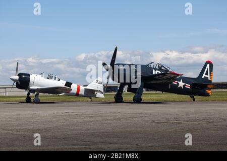 Grumman F8F Bearcat et Mitsubishi A6M Zero Banque D'Images