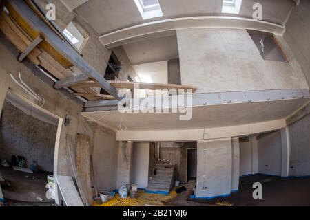 installation de chauffage au sol jaune avec tuyaux en polyéthylène blanc sur le chantier d'un nouvel appartement à deux niveaux Banque D'Images