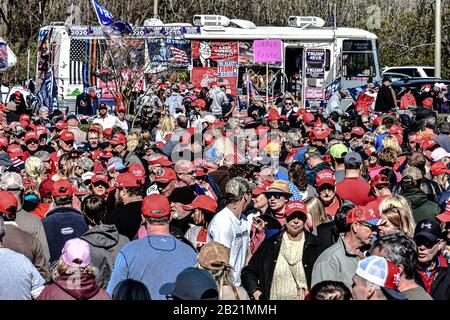 Les partisans du président américain Donald Trump se réunissent pour l'entendre parler lors d'un rassemblement de campagne à North Charleston en Caroline du Sud le 28 février 2020. . Banque D'Images