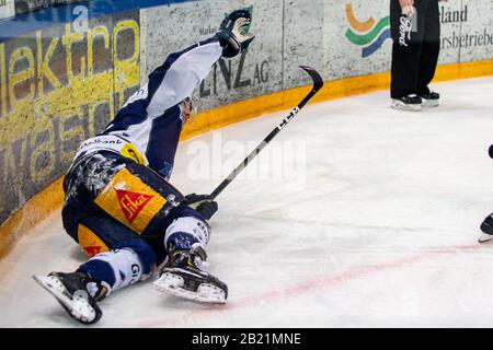 Le gardien de but Jan Kovar # 43 (EV Zug) se met continuellement à l'honneur pendant le match de hockey sur glace de la Ligue nationale de saison régulière entre EV Zug et HC Friborg-Gotteron le 28 février 2020 dans le Bossard Arena de Zug. Crédit: Spp Sport Press Photo. /Alay Live News Banque D'Images